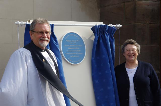 Ian Jennings unveiling the blue plaque